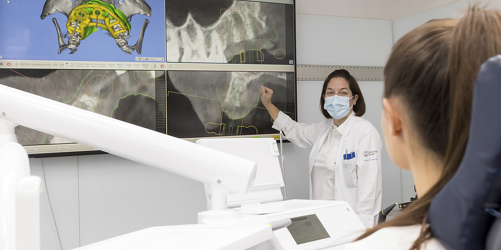 Bild Zahnärztin und Patientin im Gespräch